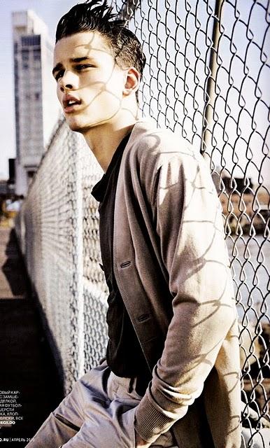 ✈ Simon Nessman pose sous l'objectif de Lorenzo Bringheli pour GQ Russia ✈