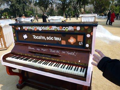 Piano dans la rue! Play me! I'm yours!