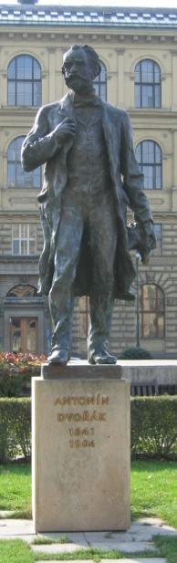Statue d'Antonin Dvorak face au Rudolfinum de Prague. Photo (c) Jonathan Hornung