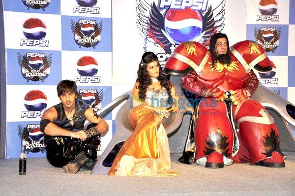 Jacqueline Fernandez, Sanjay Dutt et Ranbir Kapoor au lancement du jeu Pepsi