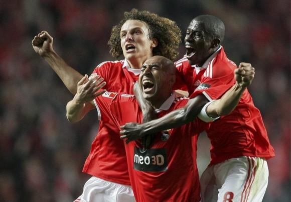 Le capitaine de Benfica, le Brésilien Luisão (au centre) félicité pour son but par ses compatriotes David Luiz (à gauche) et Ramires (à droite)