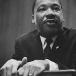 250px-Martin-Luther-King-1964-leaning-on-a-lectern-150x150  Tout ce que nous voyons nest quune ombre projetée par ce que nous ne voyons pas »*
