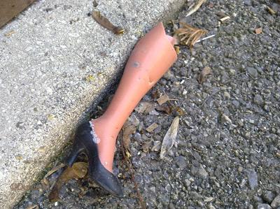 La Chaux-de-Fonds: déchets urbains  jambe poupée