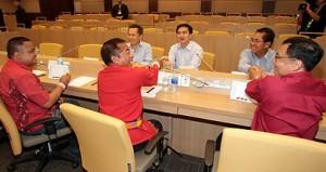 Ce qui a été dit au cours du débat (du 28 mars 2010) entre les représentants du gouvernement thaïlandais et ceux des chemises rouges