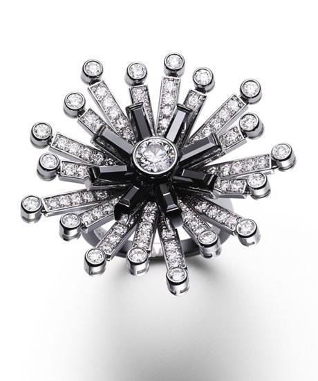 ague  Limelight Jazz Party en or blanc 18 carats sertie de 96 diamants taille brillant (env. 1.93  cts), d’un diamant central taille brillant (env. 0.51 ct) et de 8 spinelles noirs taille baguette  (env.4.96  cts), Piaget 