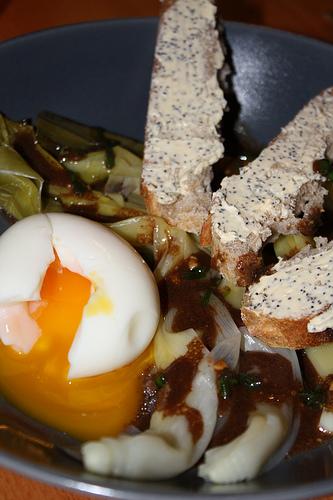 Poireaux en Vinaigrette, Oeufs Mollets et Tartines de Pavot