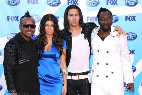 Fergie des Blacks Eyed Peas... chute sur scène en plein concert !