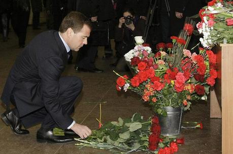 Au lendemain du double attentat-suicide qui a fait au moins 39 morts et 73 blessés, le président russe Dimitri Medvedev dépose des fleurs pour rendre hommage aux victimes. Drapeaux en berne, spectacles annulés, la capitale russe se recueille mardi 30 mars. 