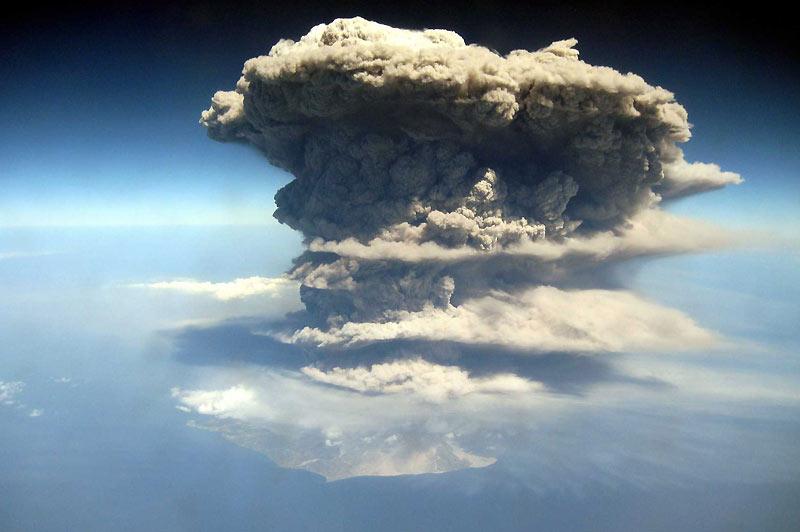 Le 24 mars, le volcan de La Soufrière est de nouveau entré en éruption sur l’île de Montserrat, qui se trouve à 80 km de Pointe-à-Pitre. Le dôme a partiellement explosé, envoyant des cendres à très haute altitude. 