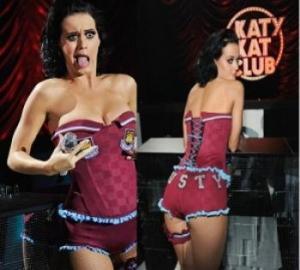 Katy Perry aide West Ham en montrant son cul