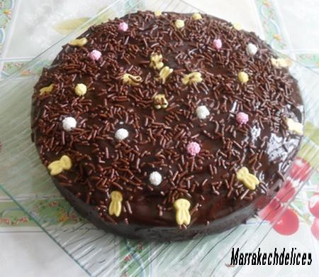 Fondant marbrĂŠ recouvert de ganache et decore pour PĂ˘ques