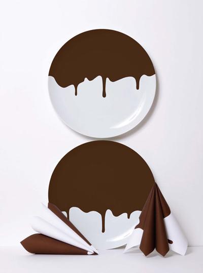 Lot de 2 assiettes Surface 02 version chocolat, prix disponible sur site