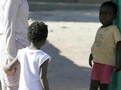 Madonna rendant visite l'orpheu enfants Malawi
