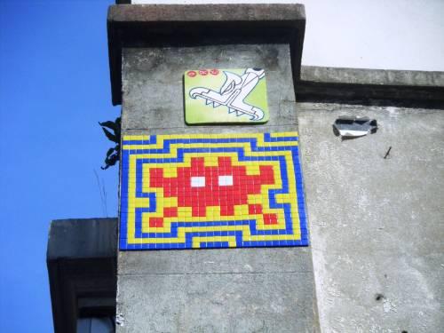Space Invader et serpent à plumes avenue Jean Aicard 2010-03-23.jpg