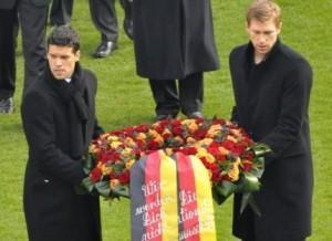 hommage-a-robert-enke Un homme a pissé sur la tombe d’Enke