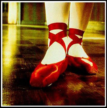 The Red Shoes/Les souliers rouges, par Anne Sexton.
Je me tiens...