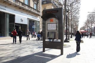 Cabine  multimédia d Orange sur les Champs-Elysées
