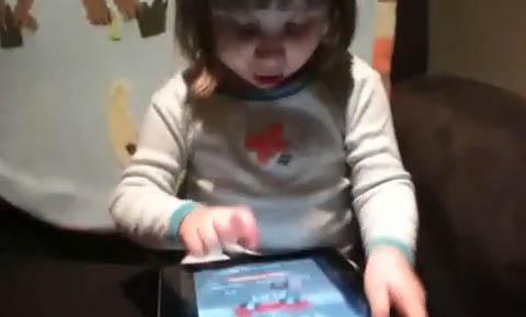 Un bébé surdoué joue sur l' Ipad ... Regardez la vidéo!!