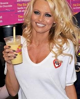 Pamela Anderson crée le premier milk-shake vegan