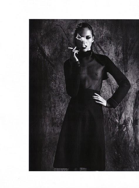 Sasha Pivovarova sous l'objectif de Mario Sorrenti pour le Vogue Italie d'Avril.