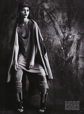 Sasha Pivovarova sous l'objectif de Mario Sorrenti pour le Vogue Italie d'Avril.