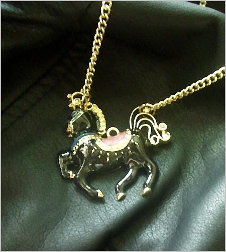 collier cheval noir.jpg