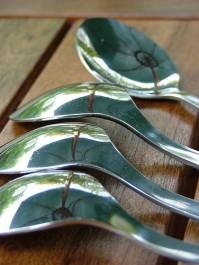 Pourquoi se voit-on à l’envers dans une cuillère ?