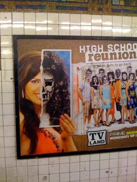 Faces placardées défigurées, promo en lambeaux, messages...