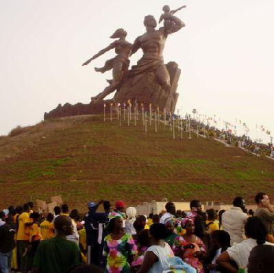 La cousine et le monument de la Renaissance Africaine