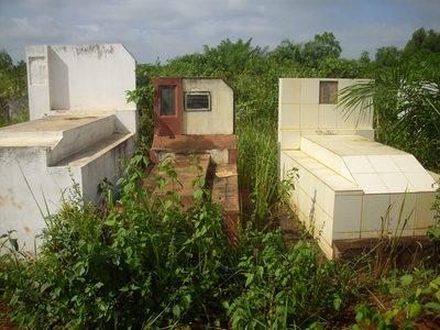 L'abandon dans lequel végètent certains cimetières, comme ici à Dangbo, explique parfois les inhumations à domicile