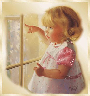 Photo d’une jolie fillette devant la fenêtre