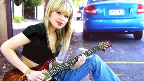 Orianthi ... la guitariste principale de Michael Jackson sort de lombre