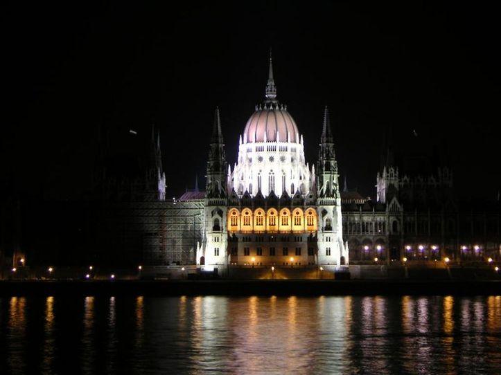 L'IMAGE DU JOUR: Le Parlement de Budapest
