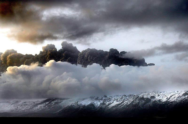Un gigantesque nuage de cendres continuait à s’échapper jeudi 15 avril du volcan islandais Eyjafjallajokull, dans le sud du pays. Une première éruption avait eu lieu le 20 mars dernier. Plusieurs aéroports du nord de l'Europe ont fermé leur espace aérien.