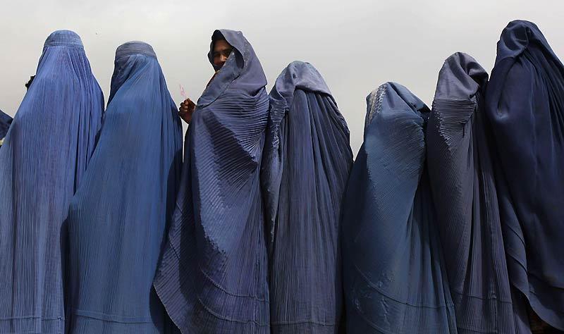 Jeudi 15 avril, à Kaboul, des veuves afghanes attendent à l’entrée d’une association afin de recevoir une aide alimentaire. On estime qu’elles sont plusieurs dizaines de milliers à se retrouver ainsi démunies au décès de leur mari, en raison, notamment de l'interdiction totale du travail hors de chez elles. 