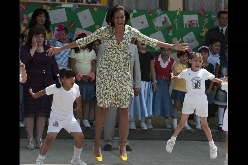 La Première dame des États-Unis, Michelle Obama, a dansé et chanté avec les enfants d’une école à Mexico, mercredi 14 avril. C’était sa première visite officielle à l'étranger, et en solo, depuis l’élection de son mari à la Maison-Blanche. 