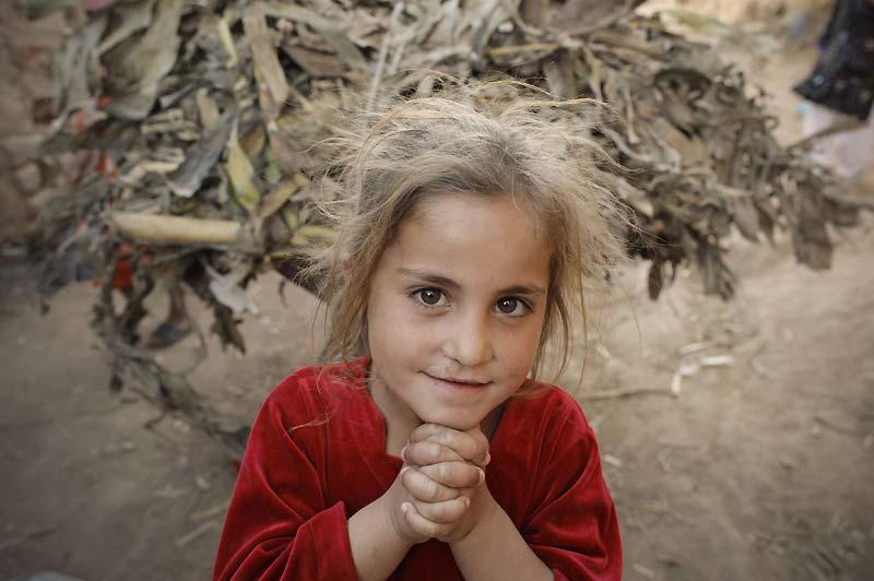 Cette jeune Afghane, réfugiée à Rawalpindi, au Pakistan, semble captivée par l’objectif du photographe et lui offre un joli sourire, le 12 avril. 