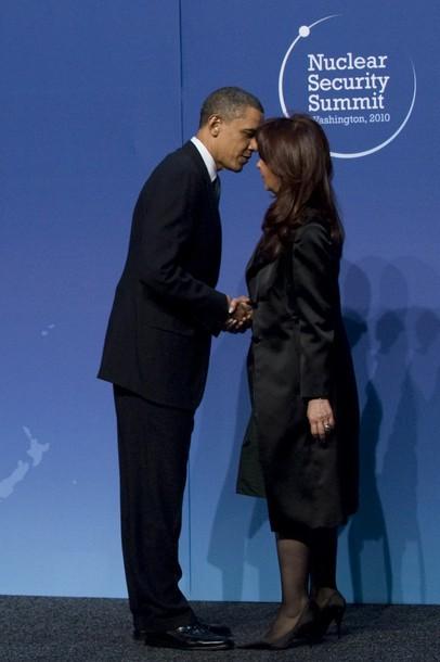 Cristina Fernandez de Kirchner embrasse Obame au Sommet de la sécurité nucléaire