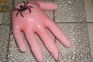 Elixir d'Amour, doigts de pieds, tomate à la bouillie de lézard et main glacée pour un Halloween effrayant
