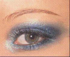 Oeil bleu avec la collection Avatar de Make Up for Ever