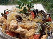 Vermicelles soja, poulet champignons noirs épices.