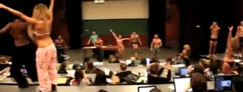 Un strip-tease en plein cours à la FAC ... la vidéo