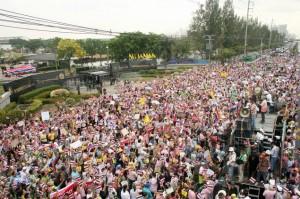 Un groupe multicolore se rassemble à Bangkok pour soutenir le gouvernement et les forces de l’ordre