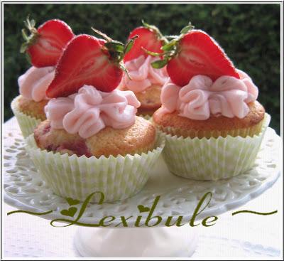 Cupcakes aux fraises, glaçage au fromage à la crème et fraises