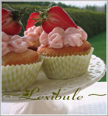 Cupcakes aux fraises, glaçage au fromage à la crème et fraises