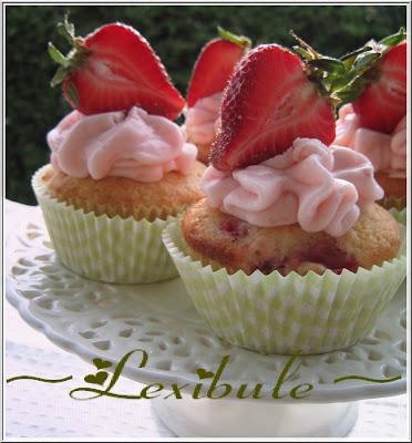 Cupcakes aux fraises, glaçage au fromage à la crème et fraises