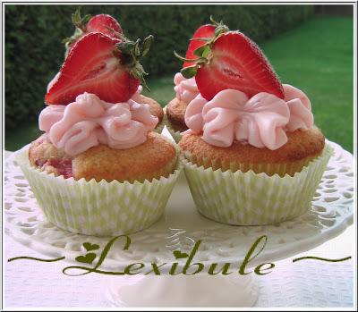 Cupcakes aux fraises, glaçage au fromage à la crème et fraises