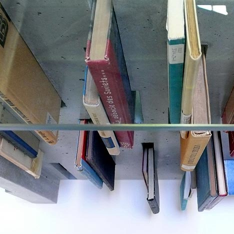 Applied Literature, une table-blibliothèque de János Hübler - 2