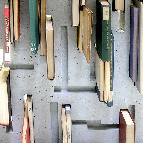 Applied Literature, une table-blibliothèque de János Hübler - 4