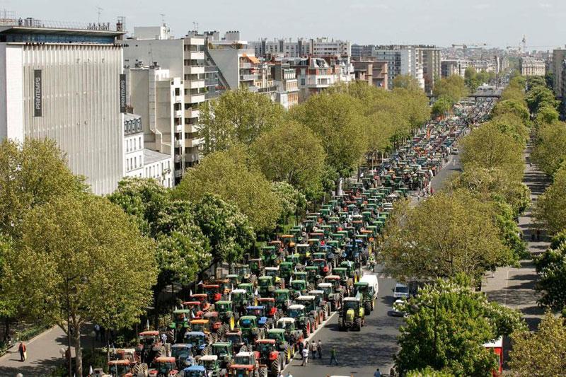 Environ 10.000 agriculteurs ont fait le déplacement ce mardi dans l'est de Paris pour interpeller le gouvernement sur la baisse de leurs revenus et leur inquiétude concernant l'avenir de la Politique agricole commune dont ils ont bénéficié.